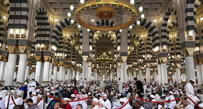 ضيوف الرحمن يؤدون صلاة أول جمعة بعد مناسك الحج في المسجد النبوي