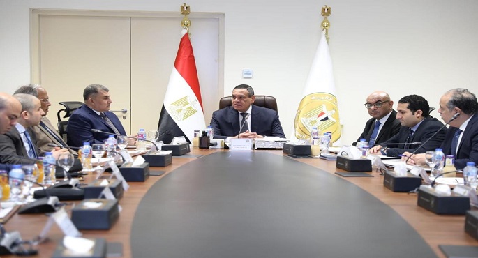 وزير التنمية المحلية يناقش آليات تنفيذ قررات مجلس الوزراء بشأن ترشيد الكهرباء