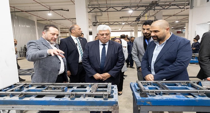 بالصور.. وزير التعليم العالي يتفقد مقر شركة “متجر” لحلول التنقل