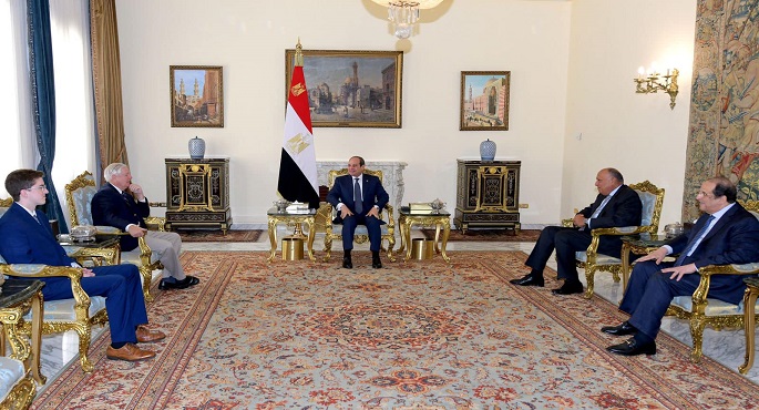 بالصور ..الرئيس السيسي يبحث جهود الوساطة المصرية لاحتواء الموقف في قطاع غزة مع عضو بمجلس الشيوخ الأمريكي