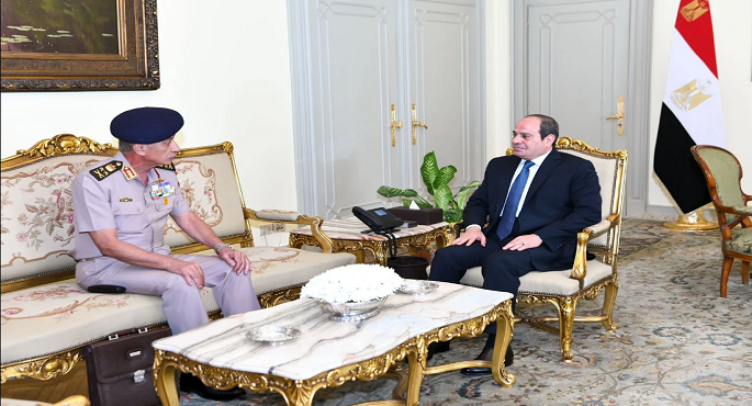 الرئيس السيسي يستقبل القائد العام للقوات المسلحة وزير الدفاع والانتاج الحربي