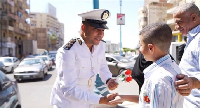 رجال الشرطة يهدون المواطنين الورود والهدايا بمناسبة عيد الأضحى المبارك