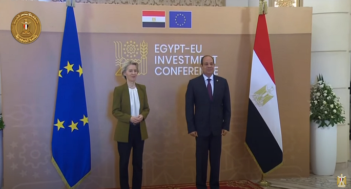 صورة تذكارية للرئيس السيسي وفون دير لاين قبيل انطلاق مؤتمر الاستثمار المصري الأوروبي