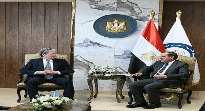 بالصور.. الملا يستقبل رئيس مجموعة كارلايل العالمية المتخصصة فى عمليات الاستكشاف