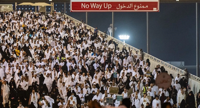 في أول أيام عيد الأضحى.. الحجاج يرمون جمرة العقبة الكبرى
