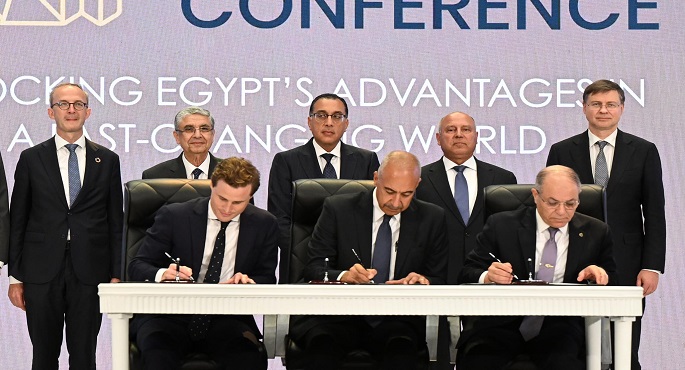 بالصور.. رئيس الوزراء يشهد توقيع الاتفاقية الخاصة بمشروع إنتاج الهيدروجين الأخضر ومشتقاته والأمونيا الخضراء بمنطقة جرجوب