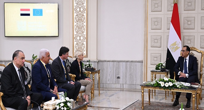 بالصور.. رئيس الوزراء يلتقي رئيسة منطقة شمال أفريقيا والمشرق العربي بشركة إيني الإيطالية