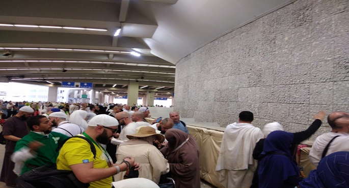 حجاج بيت الله الحرام يرمون الجمرات في ثاني أيام التشريق.. والمتعجلون يؤدون طواف الوداع