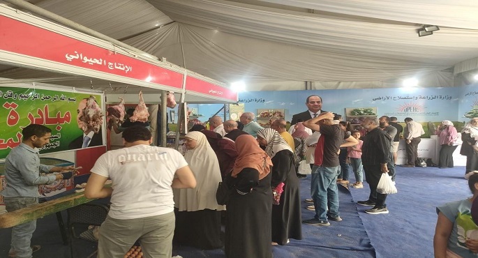 بالصور..”الزراعة” : إقبال كبير من المواطنين على معرض (خير مزارعنا لأهالينا) بالمتحف الزراعي بالدقي