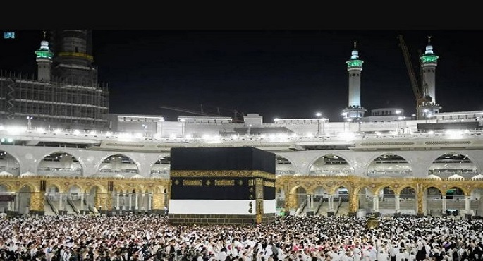 حجاج بيت الله الحرام يؤدون طواف الإفاضة