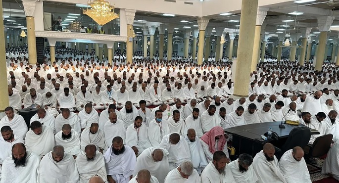 مسجد الخيف بمشعر منى يكتظ بآلاف المصلين في يوم التروية