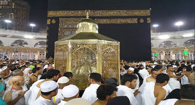 مقام إبراهيم.. آيةٌ بينة ومُصَلًّى للطائفين والعاكفين والركع السجود