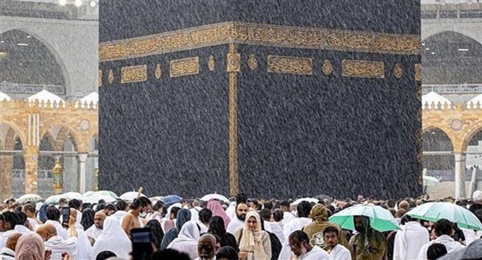 هطول الأمطار بكثافة على مكة المكرمة وسط فرحة وتكبيرات ضيوف الرحمن