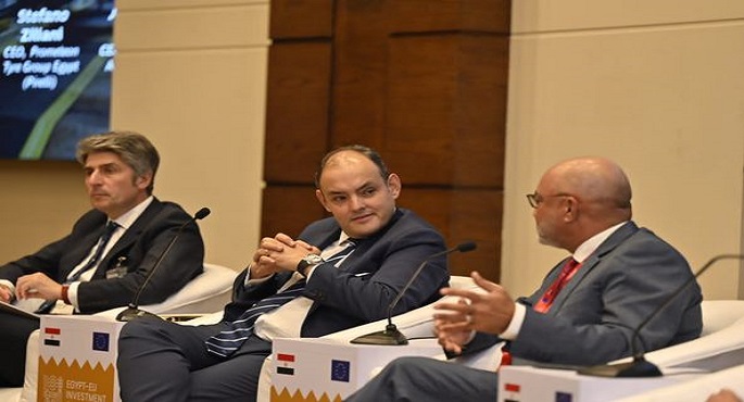 بالصور.. وزير التجارة والصناعة يستعرض مقومات القطاع الصناعى وفرص صناعة السيارات فى مصر
