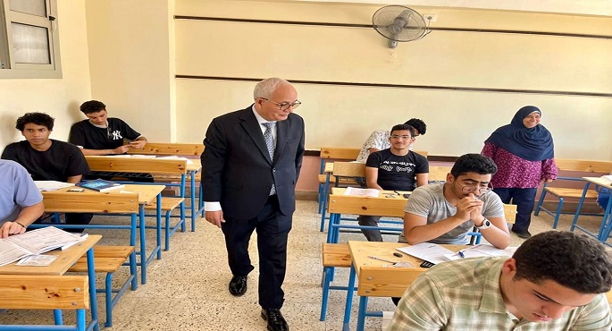 بالصور.. وزير التربية والتعليم يتفقد لجان الثانوية العامة بمادتي الفيزياء والتاريخ