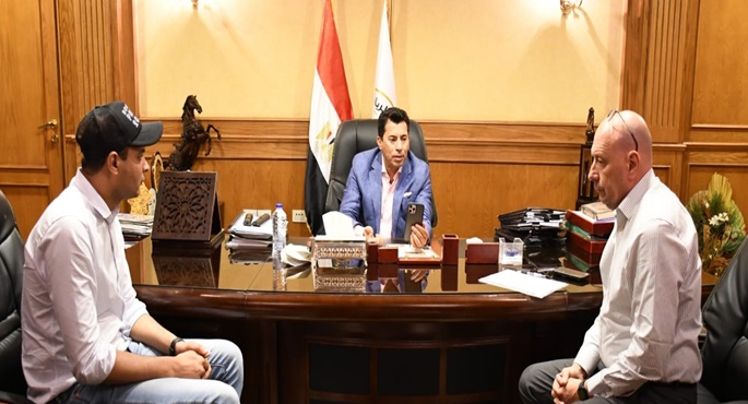 بالصور.. وزير الرياضة يجري اتصالاً هاتفيا ببعثة منتخب المصارعة للاطمئنان على استعدادات الأوليمبياد