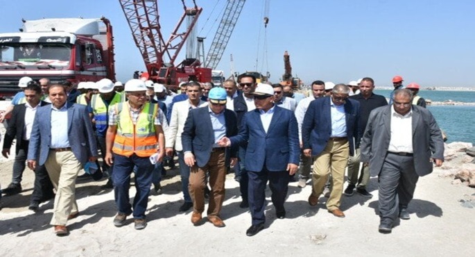 وزير النقل يتفقد مشروعات ميناء الدخيلة ويشهد استقبال حركة السفن بمحطة تحيا مصر بالإسكندرية