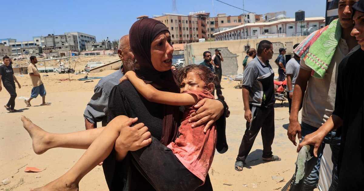 11 شهيدا بينهم 5 أطفال باستهداف الاحتلال منزل عائلة بمخيم النصيرات وسط قطاع غزة