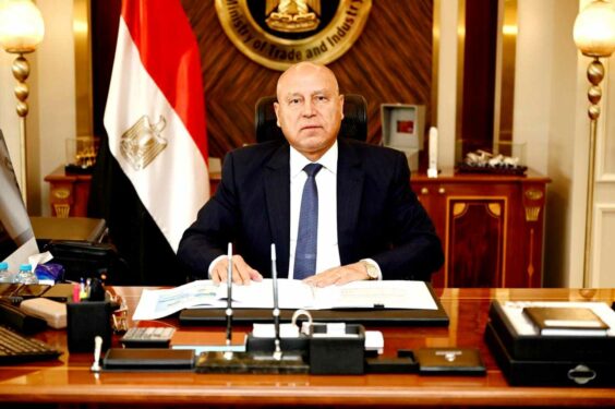 وزير الصناعة: نهتم بالعنصر البشري وإعداد كوادر مؤهلة لسوق العمل لتحسين صورة المنتج المحلي