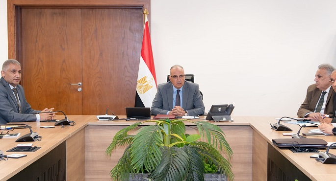 بالصور.. وزير الري يتابع إجراءات تحسين حالة الري بزمام ترعة السويس