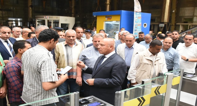 بالصور.. وزير الصناعة والنقل في جولة مفاجئة بمحطة مصر برمسيس لمتابعة انتظام العمل