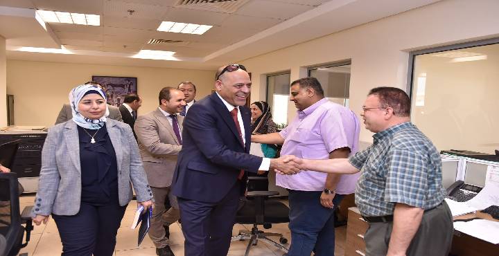 بالصور ..وزير العمل يَتفقد مكاتب العاملين بمقر “العاصمة الإدارية ” ويحثهم على تكثيف الجهود لتنفيذ “خطة الوزارة”