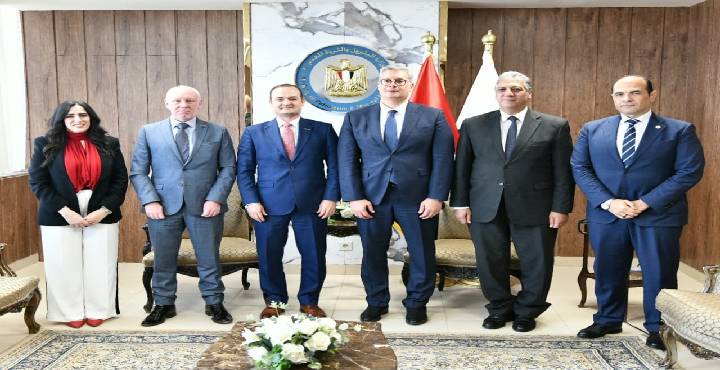 البترول تبحث مع “أباتشي” خططتها لزيادة الإنتاج من الغاز الطبيعي في مصر