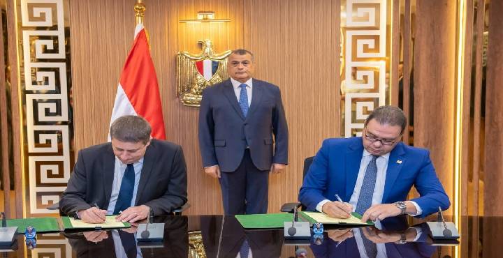 وزير الدولة للإنتاج الحربي يشهد توقيع اتفاقية تعاون بين شركتي “بنها للصناعات الإلكترونية” و”تاليس” الفرنسية