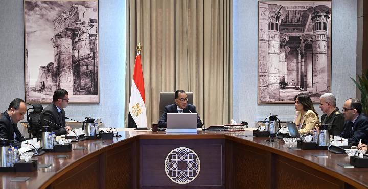 رئيس الوزراء يتابع موقف المشروعات المُنفذة بالتعاون بين وزارة الإسكان والهيئة الهندسية