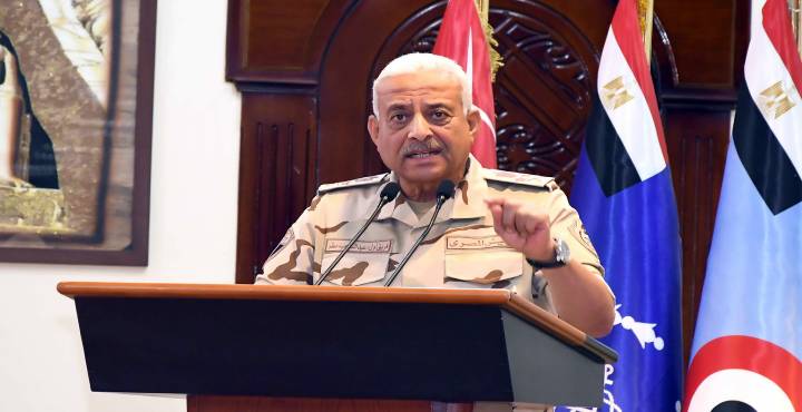 وزير الدفاع والإنتاج الحربي يلتقي عددًا من رجال القوات المسلحة بنطاق المنطقة المركزية العسكرية