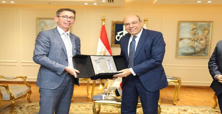 بالصور.. وزير الطيران المدني يبحث أوجه التعاون المشترك مع المجموعة الفرنسية العالمية Thales