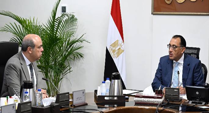 رئيس الوزراء يوجه بالاهتمام بأعمال تطوير مطار برج العرب والترويج لمطار العلمين