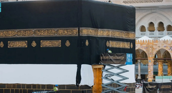 استبدال كسوة الكعبة المشرفة في أول أيام العام الهجري الجديد 1446