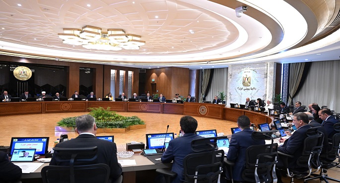 بالصور.. مدبولي في أول اجتماع للحكومة الجديدة: سنعمل مع “المجموعة الاقتصادية” على ضبط الأسعار وخفض التضخم وزيادة الاستثمارات