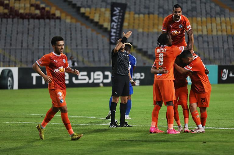 بيراميدز يفوز على  سموحة في “مباراة الأزمة” ويبتعد بصدارة الدوري
