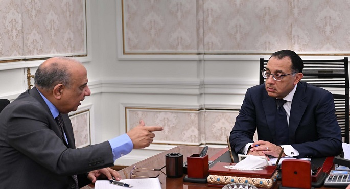 بالصور.. رئيس الوزراء يستعرض مع وزير الكهرباء أهم مستجدات عمل الوزارة