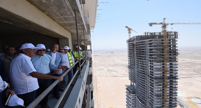 بالصور ..من نقطة مشاهدة بالطابق الـ 51 ..رئيس الوزراء يتفقد مشروع أبراج “الداون تاون” بمدينة العلمين الجديدة