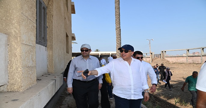وزير الري بتفقد هويس وبوابات سد دمياط و حماية الشواطئ برأس البر