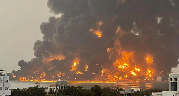 غارات جوية أمريكية وبريطانية وإسرائيلية مشتركة على مناطق سيطرة الحوثيين باليمن ومنها ميناء نفطي
