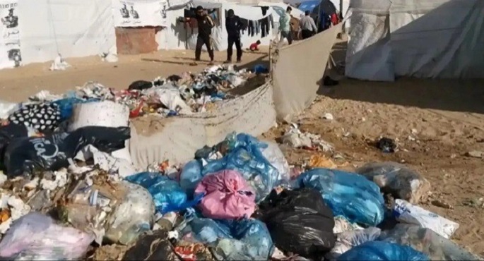 أونروا: أطنان من النفايات تُحاصر خيام النازحين وسط قطاع غزة