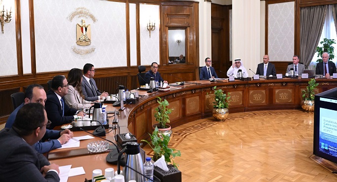 بالصور.. رئيس الوزراء يستعرض مع أحد التحالفات العالمية مقترح إدارة مركز القاهرة الدولي المالي بالعاصمة الإدارية الجديدة