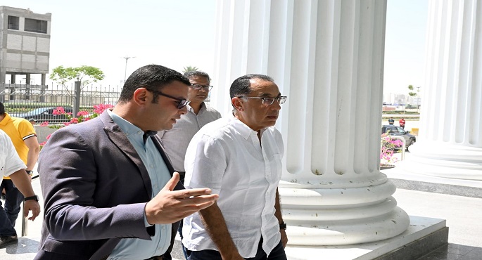بالصور ..قبل بدء جولته التفقدية بـ “العلمين الجديدة”:رئيس الوزراء يستعرض موقف مشروع رأس الحكمة