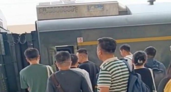 صينى يشارك تفاصيل رحلته الصعبة يوميا إلى العمل