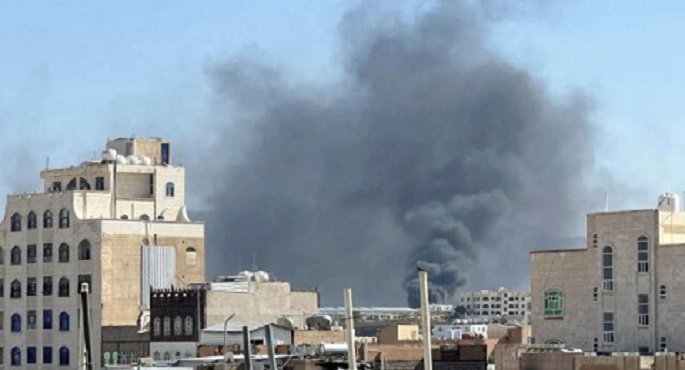 غارات أمريكية بريطانية تستهدف مطار الحديدة باليمن
