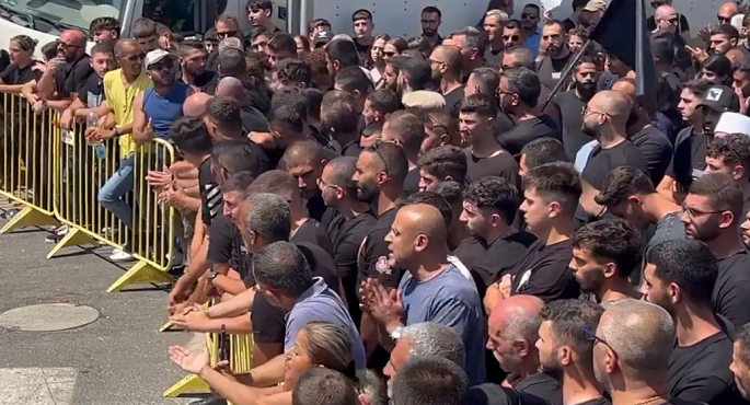 نتنياهو “مجرم حرب”.. لافتات رفعها متظاهرون رفضاً لدخوله موقع سقوط صاروخ مجدل شمس