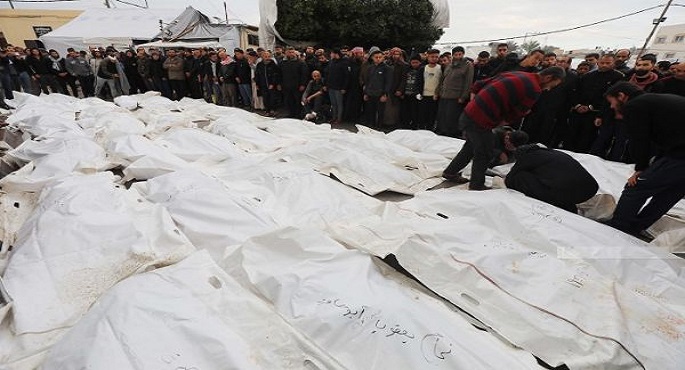 استشهاد 12 فلسطينيًا في قصف استهدف مُخيم “النصيرات” ووفاة طفلة بسبب الحصار والتجويع