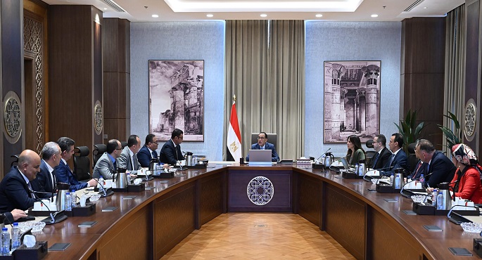 مدبولي : يكلف بإعداد خطة لتسويق وحدات مشروعات المجتمعات العمرانية