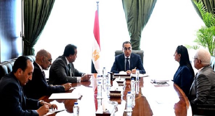 بالصور.. رئيس الوزراء يُتابع ضم عمال البناء والتشييد والمقاولات وأسر “تكافل وكرامة” للتأمين الصحي