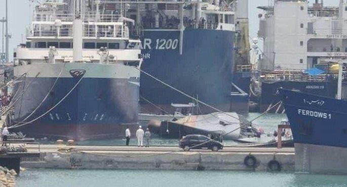 مدمرة إيرانية تتعرض لحادث و”تغرق جزئيا”