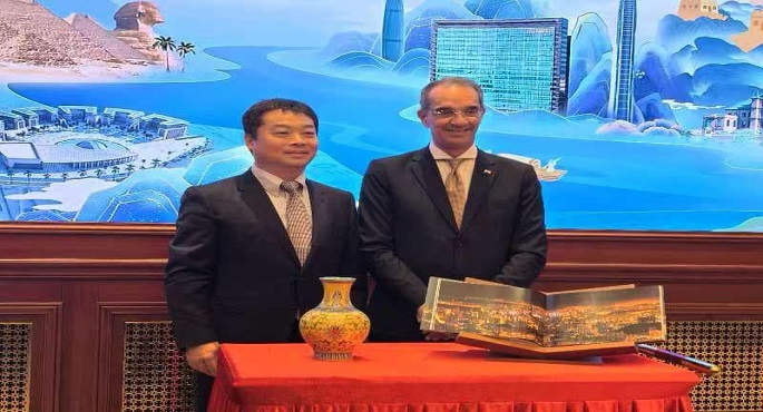 بالصور..وزير الاتصالات يعقد مباحثات مع شركات صينية عالمية رائدة فى مجال الاتصالات